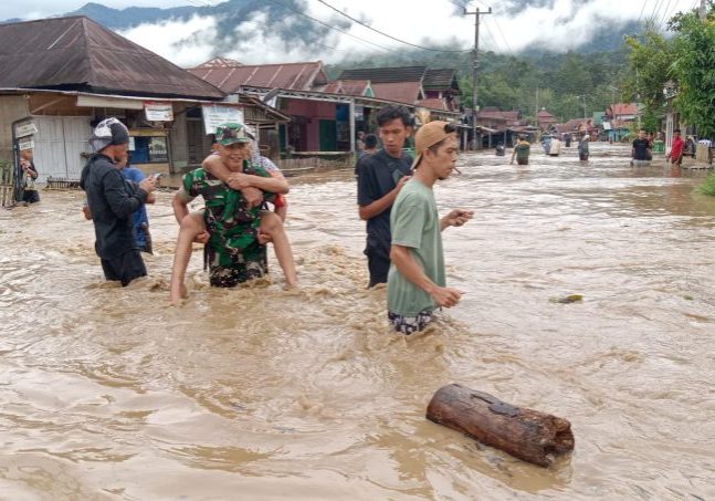 Tampak kondisi banjir di Desa Talang Leak Kecamatan Bingin Kuning, Selasa (16/4/2024). Air menggenangi rumah dan badan jalan