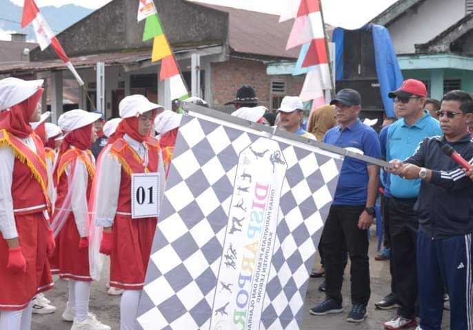 Bupati Lebong Kopli Ansori didampingi Sekda H Mustarani Abidin SH MSi saat melepas peserta lomba baris berbaris, Senin (4/12/2023)