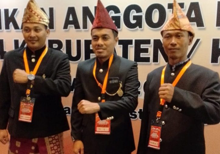 Ketua Bawaslu Kabupaten Bengkulu Utara Tri Suyanto SE (tengah) bersama dua orang Aggota Bawaslu Bengkulu Utara, usai pelantikan di Jakarta, Sabtu (19/8/2023)