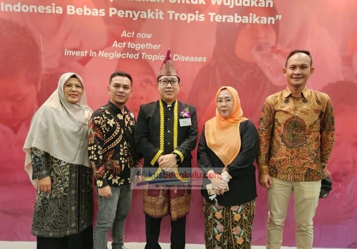 Kepala Dinas Kesehatan Kabupaten Lebong Rachman SKM MSi (tengah) mewakili Bupati Kopli Ansori menerima penghargaan bebas Frambusia dari Kemenkes RI, di Jakarta, Selasa (21/2/2023)