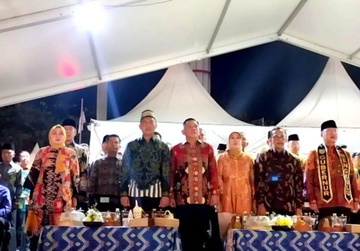 Bupati Lebong Kopli Ansori (baris kedua, kedua dari kiri) saat menghadiri malam puncak perayaan HUT Provinsi Bengkulu ke-55, di Balai Raya Semarak Bengkulu, Sabtu (18/11/2023)