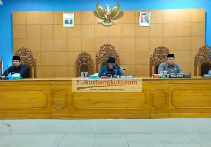 Ketua DPRD Bengkulu Utara Sonti Bakara SH saat memimpin rapat paripurna dengan agenda jawaban eksekutif atas pandangan umum fraksi terhadap Nota Pengantar Raperda APBD 2023