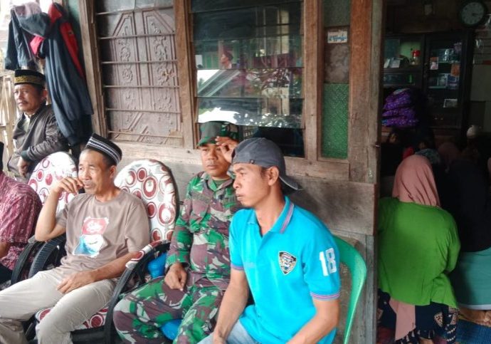Situasi di kediaman orang tua korban di Desa Pelabuhan Talang Leak Kecamatan Bingin Kuning tampak ramai dikunjungi warga tak lama setelah jasad Arsya tiba di rumah duka, Sabtu (28/1/2023)