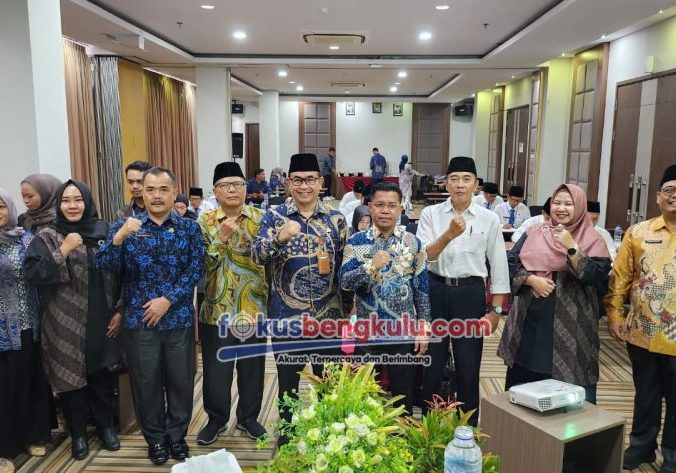 Bupati Lebong Kopli Ansori SSos (tengah) didampingi Sekda H Mustarani Abidin SH MSi saat hari pertama pelaksanaan Asesmen JPTP di salah satu hotel di Kota Bengkulu, Sabtu (4/5/2024)