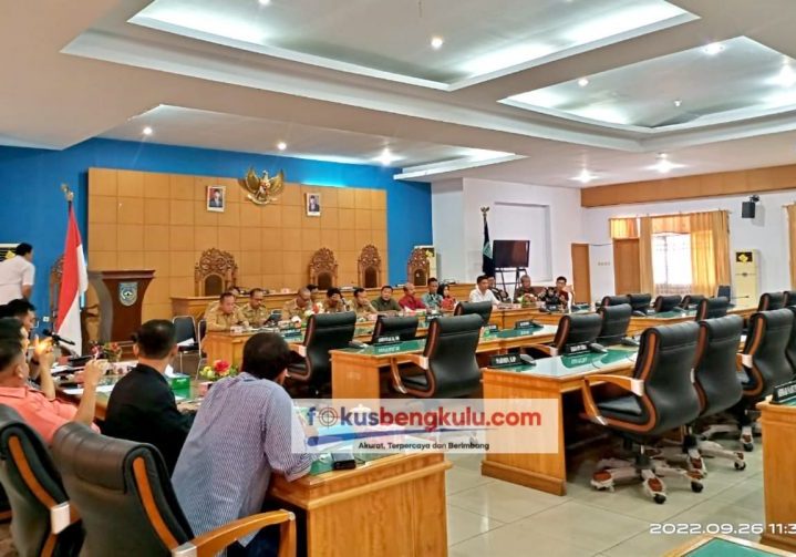 Hearing yang digelar Komisi I DPRD Bengkulu Utara bersama dengan pihak Pemerintah Desa Tanjung Kemayan, Senin (26/9/2022)