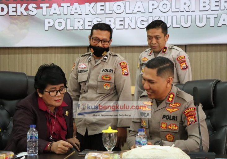 Ketua DPRD Bengkulu Utara Sonti Bakara SH (kiri) bersama Kapolres Bengkulu Utara AKBP Andy Pramudya Wardana saat pengisian kuesioner