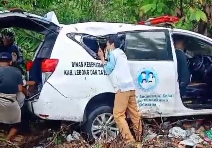 Tampak kondisi mobil ambulans Puskesmas Kutai Donok Kecamatan Lebong Selatan yang mengalami kecelakaan di ruas jalan Kepahiang - Bengkulu tepatnya di Desa Talang Empat Kecamatan Karang Tinggi Kabupaten Benteng, Selasa (10/10/2023)