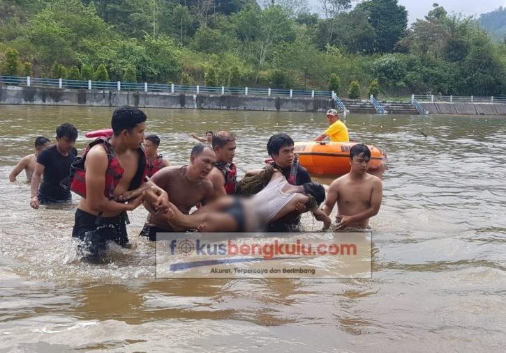 Jasad korban tenggelam di Danau Picung saat dievakuasi oleh tim gabungan, Jum'at (30/9/2022)