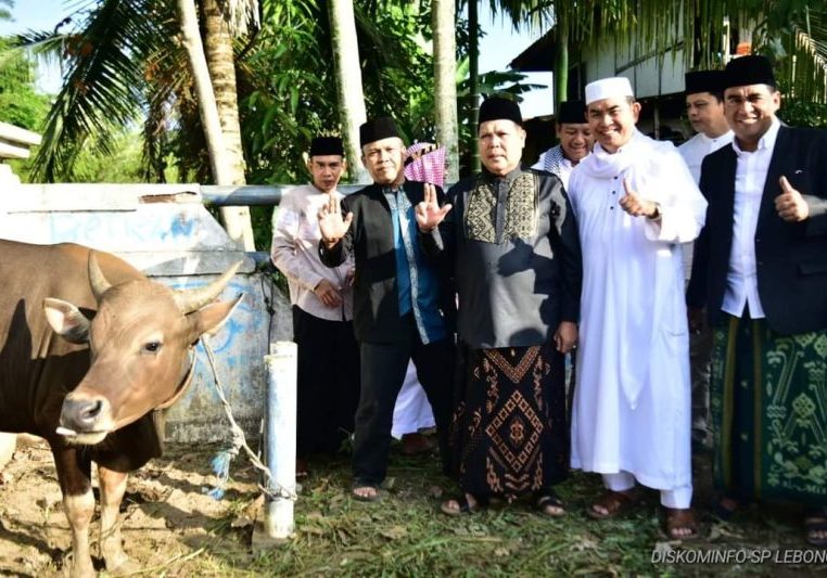 Wakil Bupati Lebong Drs Fahrurrozi MPd (tengah) didampingi Sekda H Mustarani Abidin SH MSi menyerahkan secara simbolis satu ekor sapi kurban sumbangan Pemkab Lebong di Kelurahan Embong Panjang, Kamis (29/6/2023)