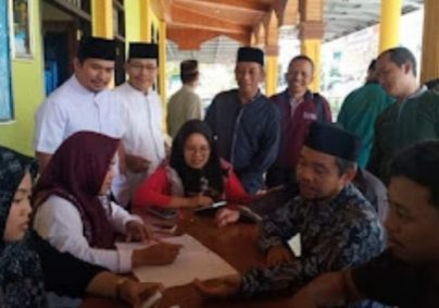 Tim PTM dari Dinkes Kabupaten Bengkulu Utara dan Puskesmas Arga Makmur saat melakukan screening kesehatan
