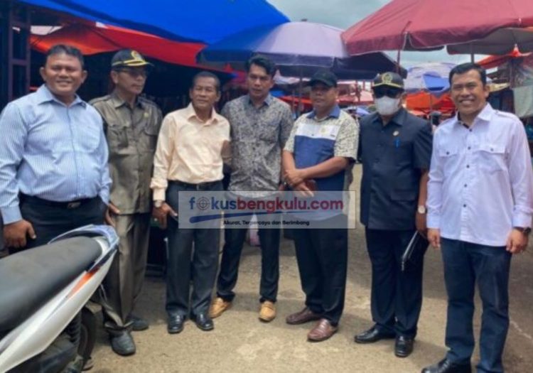 Wakil Ketua I DPRD Bengkulu Utara Juhaili bersama Sekretaris Komisi II saat menggelar sidak ke Pasar Purwodadi