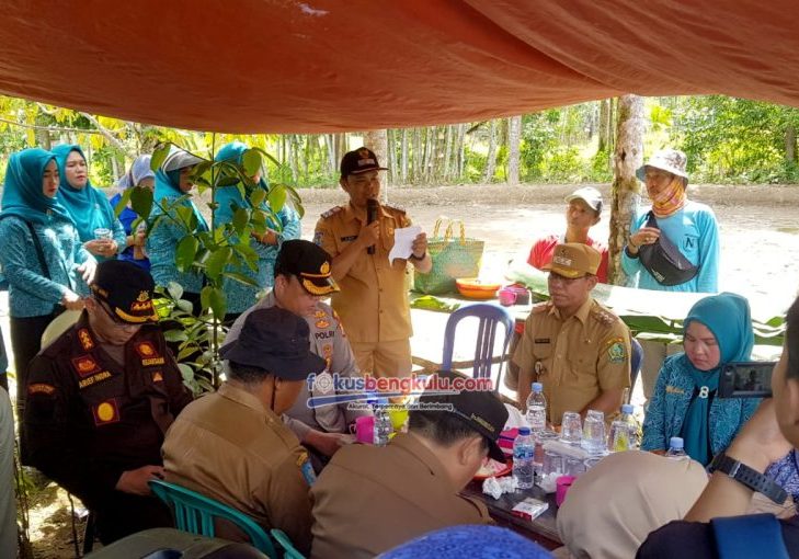 Penjabat Sementara (Pjs) Kades Magelang Baru Kecamatan Lebong Sakti Muhammad Taufik SE saat menyampaikan laporan di hadapan Bupati Kopli Ansori dalam acara launching MT  di Desa Magelang Baru, Selasa (30/5/2023)