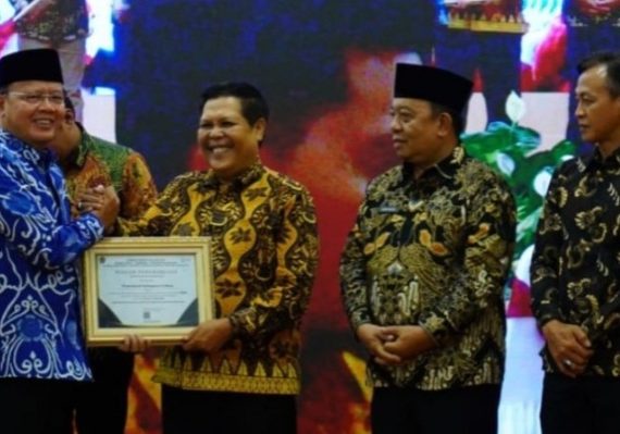 Wabup Lebong Drs Fahrurrozi MPd saat menerima penghargaan dari Gubernur Bengkulu H Rohidin Mersyah dalam acara Treasury Award, Jum'at (1/12/2023)
